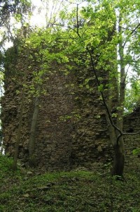 hrad Perštejn: zbytky bergfritu