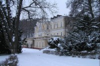 Lázně Bílina: hlavní lázeňská budova v zimě