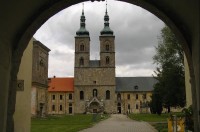 Tepelský klášter: pohled od vstupní brány