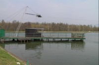 vedle Kamencového jezera: sousední Otvický rybník s vlekem na vodní lyžování