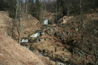 Helenčiny vodopády: celkový pohled na kaňon s vodopádem