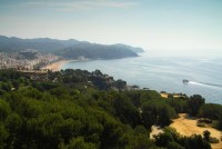 Výhled z věže na hlavní pláž a Cala Banys