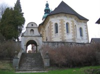 Kostel s farou: Kostelík s vzácným gotickým portálem ,žel na spadnutí zachrání ho někdo ???  