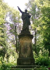 Vysoké nad Jizerou - městský park: socha Karla Havlíčka Borovského v městském parku