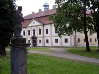 zámek Chotěboř a socha Jana z Nepomuku
