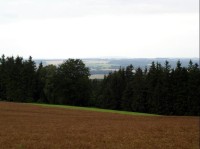 na hřebeni Železných hor: výhled od Vestce