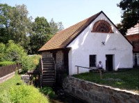 Hamr - kovárna: Původní železný hamr, který sloužil v 15.-17. století k výrobě železa a později využíván k pohonu mlýna. 
