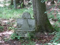 pomníček poblíž kaple