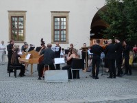 Olomouc - Tafelmusik na nádvoří před představením