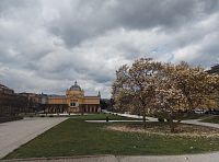 pohled od hlavního vlakového nádraží směrem k centru města a v pozadí pohoří Medvednica