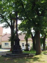kříž a svatojanská socha u kostela