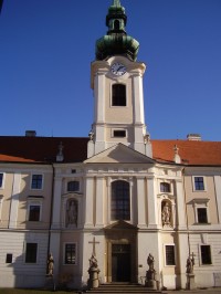 Sochy u kostela sv. Leopolda v Brně