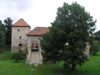 Pohled na Horní tvrz ze zámku