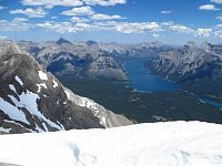 Výhled z Vrcholu Cascade Mountain na jezero Minnewanka