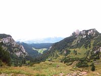 Procházím údolím potoka  Arzbach – mezi Probstwand (vlevo) a  Hinterer Kirchstein (vpravo)