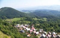 Pohled z Vršatce na obec a vrch Chotuč