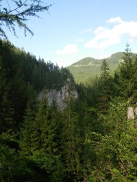 Výhled z doliny na okolní vrcholy