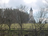Lačnovský kostel se hřbitovem nad obcí