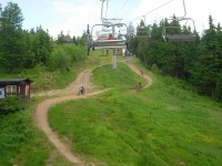 Bikeři na trati pod lanovkou na Špičák