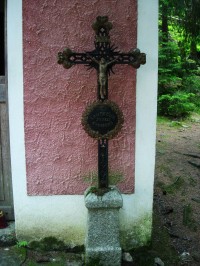 Litinový kříž před Vintířovou kapličkou
