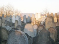 Židovské náhrobky a nad nimi křesťanské poutní místo - sv. Hostýn