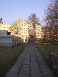 Ostrava - pomník , v pozadí hotel Imperial