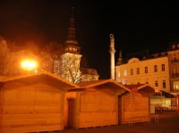 Ostrava - noc, období velikonočních trhů - v pozadí Stará radnice a Morový sloup