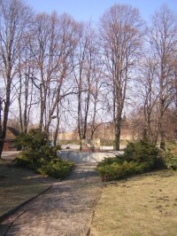 Dolní Lutyně - parčík, památník v pozadí