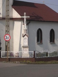 Uchylsko - kříž u kostela
