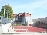 Strahovice - základní škola: Strahovice - základní škola naproti kostela