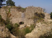zřícenina hradu šelemburk: pohled na zbytky zdí