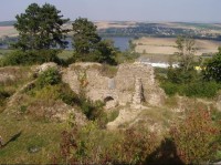zřícenina hradu šelemburk: pohled z věže v pozadí petrův rybník
