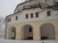 Podloubí: Historické interiéry se sbírkami Kolowratů a Pálffyů ve třech návštěvních trasách.