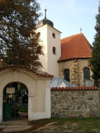 Kostel se základy rotundy: Slovanské hradiště z 9. století - v gotickém kostele základy Bořivojovy rotundy z 9. století.
