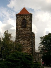 Zvonice: Pozdně gotická zvonice je dílem kameníka Pavla z let 1578-1585.