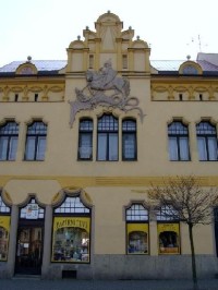 Heřmanův Městec 3: V době baroka se přestavovaly domy na náměstí v Heřmanově Městci, který je městskou památkovou zónou. 
