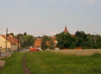 Hostivice - pohled z východní části: Pohled ze silnice, vedoucí k Sobínu