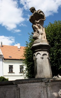 Nová Bystřice - Kašna a socha sv. Lukáše