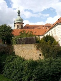 Hradby a zámek: Zámek -  nám. Smiřických, Kostelec nad Černými Lesy, v dolní části náměstí 