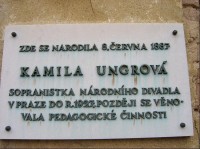pamětní deska: pamětní deska na domě, kde se narodila sopranistka Kamila Ungrová