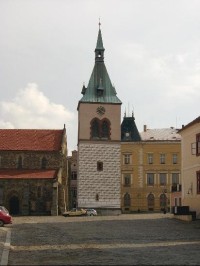 Zvonice: Původně pozdně gotická z roku 1525, přestavěná renesančně roku 1570 italským mistrem Filipem se zachovaním bedněného patra. Roku 1670 vyhořela a byla obnovena. Poškozená tvrdou novogotickou úpravou J. Mockera po roce 1876. Raritou jsou zvony
