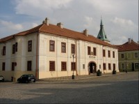 Muzeum: Uprostřed náměstí postavena budova radnice v polovině 14. století, původně gotická budova v roce 1567 byla zničena požárem. Brzy poté byla opravena v renesančním slohu. Po vážném poškození během třicetileté války byla roku 1782 radikálně přes