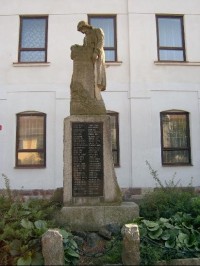 Pomník padlým: Pomník před Městským úřadem na náměstí v Mirošově