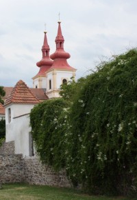 Kostel Povýšení sv. Kříže - pohled od hradeb