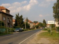 Příjezd z Kyšic: Únhošť při příjezdu po silnici z kyšic