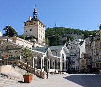 Tržní kolonáda a Zámecká věž s výtahem