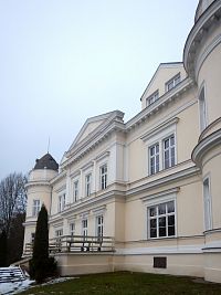 Objekt nechal vystavět baron Friedrich Riedl von Riedenstein v historizujícím pseudobarokním stylu.