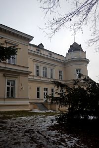 Střechy bývaly původně zdobeny malými vikýřky a završeny hranolovými sloupkovými věžičkami s jehlancovými stříškami.