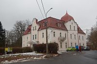 Starý zámek stojí při severním okraji zámeckého parku nedaleko hlavní komunikace.