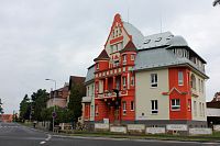 Budova je místem, kde se rozvíjejí hudebníci, výtvarníci, tanečníci i mladí herci – a to pod patronací nejslavnějšího českého génia, který nikdy neexistoval, ale přesto dokáže inspirovat.